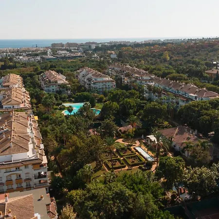 Cozy With Terrace And Huge Communal Swimming Pool And Tennis Courts In Puerto Banus Apartment *