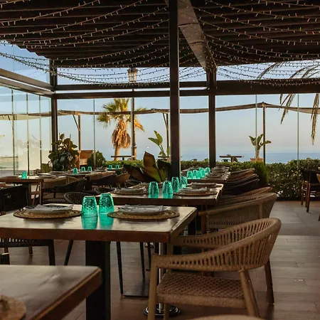 Cozy With Terrace And Huge Communal Swimming Pool And Tennis Courts In Puerto Banus *