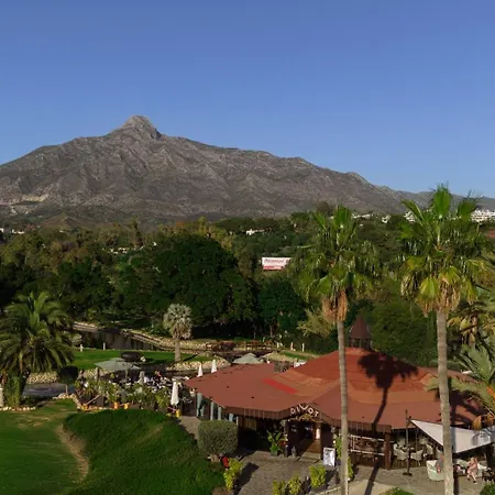 Cozy With Terrace And Huge Communal Swimming Pool And Tennis Courts In Puerto Banus *