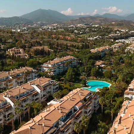 Cozy With Terrace And Huge Communal Swimming Pool And Tennis Courts In Puerto Banus Apartment *