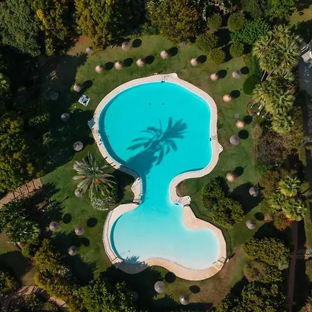 Cozy With Terrace And Huge Communal Swimming Pool And Tennis Courts In Puerto Banus