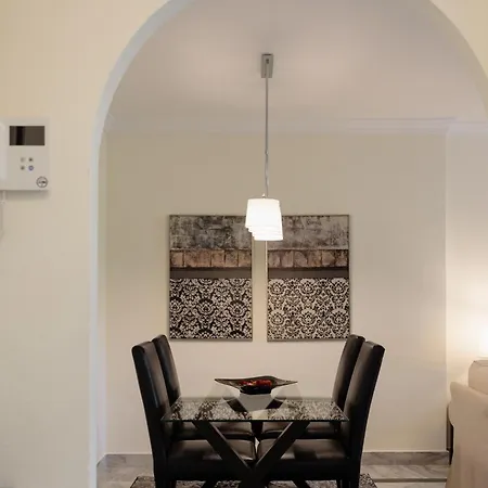 Cozy With Terrace And Huge Communal Swimming Pool And Tennis Courts In Puerto Banus *