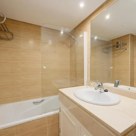 Cozy With Terrace And Huge Communal Swimming Pool And Tennis Courts In Puerto Banus *
