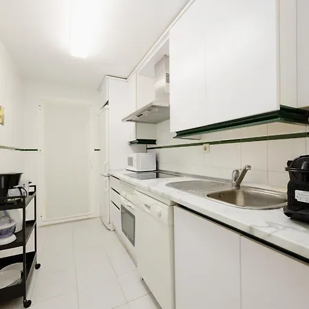 Cozy With Terrace And Huge Communal Swimming Pool And Tennis Courts In Puerto Banus Apartment