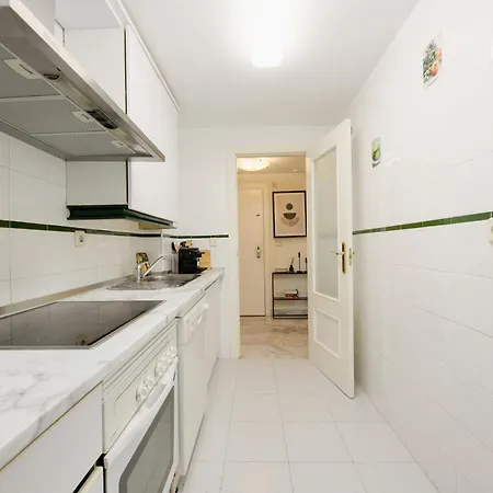 Cozy With Terrace And Huge Communal Swimming Pool And Tennis Courts In Puerto Banus Apartment *