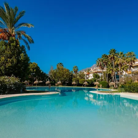 Apartment Cozy With Terrace And Huge Communal Swimming Pool And Tennis Courts In Puerto Banus *